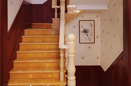 德清中式别墅室内汉白玉石楼梯的定制安装装饰效果